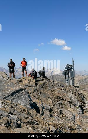 Massiccio di Arbizon (Francia sud-occidentale): Vista della stazione meteorologica sulla cima del PIC de l'Arbizon a 2831 metri, la vetta più alta del massiccio, o Foto Stock