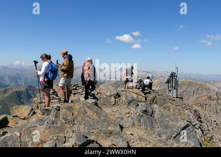 Massiccio di Arbizon (Francia sud-occidentale): Vista della stazione meteorologica sulla cima del PIC de l'Arbizon a 2831 metri, la vetta più alta del massiccio, o Foto Stock