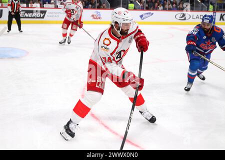 San Pietroburgo, Russia. 25 marzo 2024. Avtomobilist Hockey Club, Nick Ebert (74) visto in azione durante la partita la Kontinental Hockey League, Gagarin Cup, partita 5, 1/4 finale stagione KHL 2023 - 2024 tra SKA San Pietroburgo - Avtomobilist Ekaterinburg alla SKA Arena. (Punteggio finale; SKA San Pietroburgo 4:5 Avtomobilist Ekaterinburg) (foto di Maksim Konstantinov/SOPA Images/Sipa USA) credito: SIPA USA/Alamy Live News Foto Stock