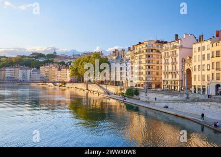 Lione (Francia sud-orientale): Facciate di edifici sulle rive del fiume Saone, banchina “quai Saint-Vincent”, nel 1o arrondissement (distretto) Foto Stock