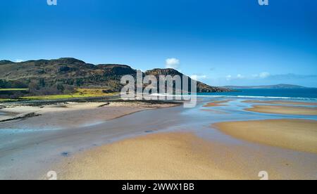 Gruinard Bay Wester Ross Scozia cielo blu sopra la vasta spiaggia di sabbia con bassa marea guardando verso Gruinard Island Foto Stock
