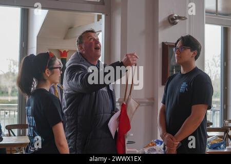 Londra, Regno Unito 26 marzo 2024 . Il canottiere olimpico Sir Matthew Pinsent lancia la moneta alla prima gara di barche giovanili con le scuole secondarie locali ospitate dal Fulham Reach Boat Club di Putney in vista dell'annuale University Boat Race . Crediti: amer ghazzal/Alamy Live News Foto Stock