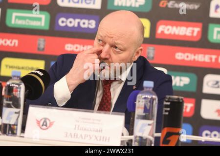 San Pietroburgo, Russia. 25 marzo 2024. L'allenatore dell'Avtomobilist Hockey Club, Nikolai Zavarukhin, parla durante una conferenza stampa al termine delle semifinali della KHL Conference tra SKA e Avtomobilist alla SKA Arena. Punteggio finale; SKA 4:5 Avtomobilist. (Foto di Maksim Konstantinov/SOPA Images/Sipa USA) credito: SIPA USA/Alamy Live News Foto Stock