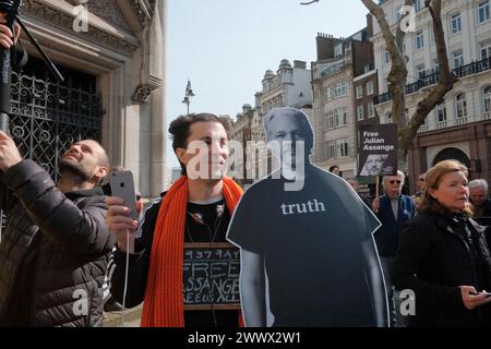 Londra, Regno Unito. 26 marzo 2024. Nel cuore di Londra, è in corso un importante raduno presso la Royal Courts of Justice on Strand, dove i sostenitori di Julian Assange si riuniscono per la "protesta per difendere un Free Press Decision Day". Questo evento segna la decisione finale di ricorso riguardante il caso di estradizione di Assange. L'atmosfera è carica di attesa, in quanto partecipanti, provenienti da diversi ceti sociali, si uniscono nel loro appello alla libertà di stampa e alla trasparenza. Crediti: Joao Daniel Pereira/Alamy Live News Foto Stock