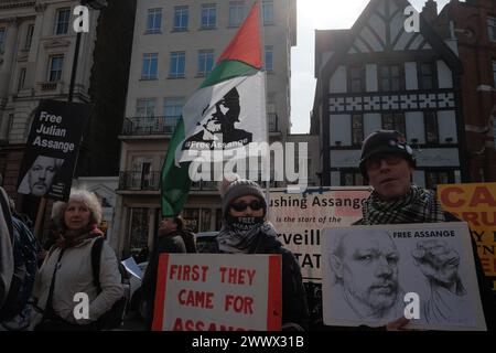 26 marzo 2024, Londra, Inghilterra, Regno Unito: nel cuore di Londra, un importante raduno è in corso presso la Royal Courts of Justice on Strand, dove i sostenitori di Julian Assange si riuniscono per il â€œProtest per difendere un Free Press Decision Day.â€ questo evento segna la decisione finale di ricorso in merito al caso di estradizione di Assangeâ. L'atmosfera è carica di attesa, in quanto partecipanti, provenienti da diversi ceti sociali, si uniscono nel loro appello alla libertà di stampa e alla trasparenza. (Credit Image: © Joao Daniel Pereira/ZUMA Press Wire) SOLO PER USO EDITORIALE! Non per USO commerciale! Foto Stock