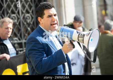 Londra, Regno Unito. 26 marzo 2024. Il deputato laburista Richard Burgon parla alla Royal Courts of Justice, dove i giudici sono disposti a pronunciarsi sull'appello di Julian Assange per la sua estradizione negli Stati Uniti. Credito: Justin ng/Alamy Live News. Foto Stock