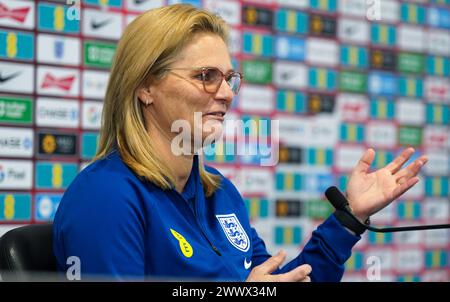 La manager inglese Sarina Wiegman durante una conferenza stampa al St. George's Park, Burton Upon Trent. Data foto: Martedì 26 marzo 2024. Foto Stock