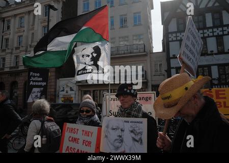 Londra, Regno Unito. 26 marzo 2024. Nel cuore di Londra, è in corso un importante raduno presso la Royal Courts of Justice on Strand, dove i sostenitori di Julian Assange si riuniscono per la "protesta per difendere un Free Press Decision Day". Questo evento segna la decisione finale di ricorso riguardante il caso di estradizione di Assange. L'atmosfera è carica di attesa, in quanto partecipanti, provenienti da diversi ceti sociali, si uniscono nel loro appello alla libertà di stampa e alla trasparenza. (Foto di Joao Daniel Pereira/Sipa USA) credito: SIPA USA/Alamy Live News Foto Stock