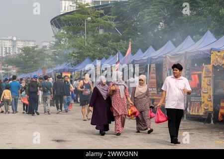 Kuala Lumpur, Malesia - marzo 26,2024: Persone viste esplorare e acquistare cibo intorno al bazar del Ramadan. Foto Stock