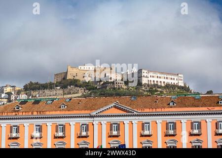 Castel Sant'Elmo, la storica fortezza di Napoli vista dal centro. Castel Sant'Elmo è una fortezza medievale situata sul colle del Vomero. Foto Stock