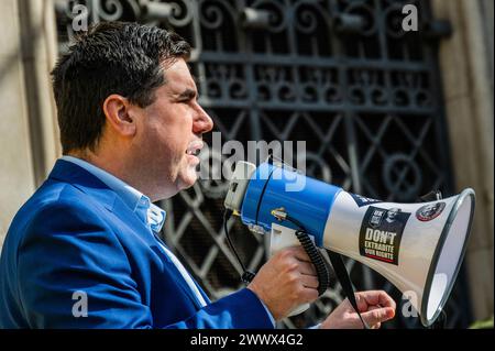 Londra, Regno Unito. 26 marzo 2024. Richard Burgon, politico del partito laburista, membro del Parlamento per Leeds, parla prima del verdetto - la protesta contro la campagna di Assange non estradare a sostegno di Julian Assange, in quanto i risultati del suo ultimo appello sono annunciati all'alta Corte. Crediti: Guy Bell/Alamy Live News Foto Stock