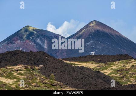 An der Spitze des rauchenden Vulkans sieht man gelbe Schwefelder. Vulkan Etna Ätna 3357 m, Sizilien, Italien. AM Vulkan Etna in inverno *** campi di zolfo gialli possono essere visti in cima al vulcano fumo Etna vulcano Etna 3357 m, Sicilia, Italia al vulcano Etna in inverno Foto Stock