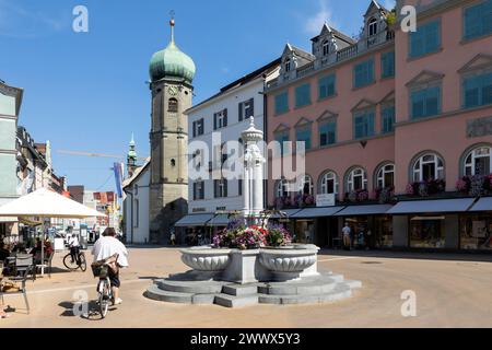 Fontana a Leutbühel con vista sul Seekapelle, Bregenz, Vorarlberg, Austria Foto Stock