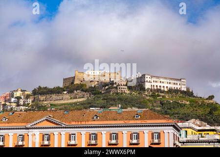 Castel Sant'Elmo, la storica fortezza di Napoli vista dal centro. Castel Sant'Elmo è una fortezza medievale situata sul colle del Vomero. Foto Stock