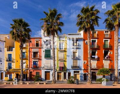 Villajoyosa è una città sulla Costa Blanca spagnola conosciuta per le sue pittoresche case con facciate molto colorate. Foto Stock