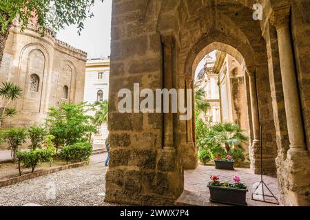 EIngangsportal der Admiralskirche, Chiesa di Santa Maria dell'Ammiraglio Chiesa della Martorana mit Blick auf die Chiesa di San Cataldo. Palermo, Sizilien, Italien. Kirchen an der Piazza Bellini *** Portale d'ingresso della Chiesa degli Ammiragli, Chiesa di Santa Maria dell'Ammiraglio Chiesa della Martorana con vista sulla Chiesa di San Cataldo Palermo, Sicilia, Chiese italiane in Piazza Bellini Foto Stock