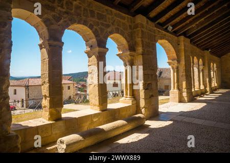 Atrio della chiesa di San Miguel. Beleña de Sorbe, provincia di Guadalajara, Castilla la Mancha, Spagna. Foto Stock