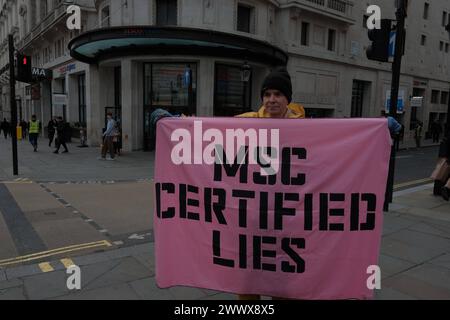 DATA RECORD NON DICHIARATA protesta contro la pesca industriale a Londra Ocean Rebellion, un gruppo di attivisti ambientali, sta organizzando una protesta a TESCO in Regent Street a Londra. La protesta presenta un gigantesco stagno di tonno John West alto 4 piedi, pieno di tre artisti vestiti da merfolk morto, circondato da reti da pesca. Lo stagno, etichettato JOHN WEST, TONNO, è un simbolo forte dell'opposizione dei gruppi al tonno pescato industrialmente, che sostengono sia letale per la vita marina. La protesta mira a sensibilizzare l'opinione pubblica sull'impatto ambientale delle pratiche di pesca industriali. Londra Inghilterra United Foto Stock