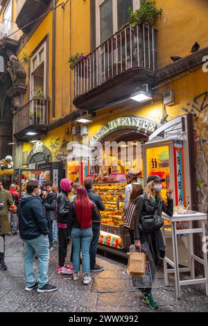 Napoli, Italia - 10 aprile 2022: Via dei tribunali è una strada trafficata e turistica nel centro storico di Napoli, Campania, Italia. Foto Stock