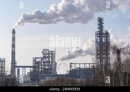 Il lavoro di un impianto petrolchimico. Il fumo proviene dal camino. Foto Stock
