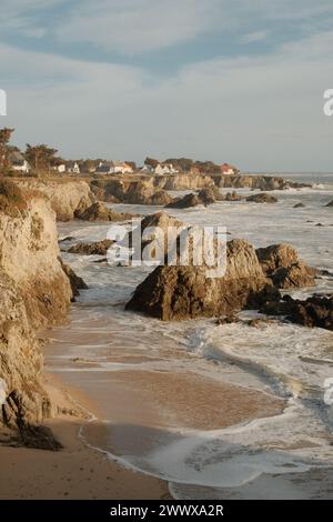 Le rocce costiere lungo un litorale sabbioso. Batz Sur Mer Foto Stock