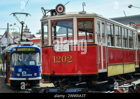 Liberec, Repubblica Ceca. 26 marzo 2024. Un tram storico preso in prestito dal museo della compagnia di trasporto della città di Praga a Liberec, Repubblica Ceca, 26 marzo 2024. L'auto è stata prodotta dalla Ringhoffer nel 1915 e il rimorchiatore è del 1930 dalla stessa società. Crediti: Vit Cerny/CTK Photo/Alamy Live News Foto Stock