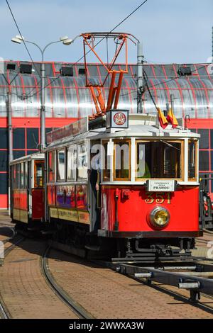 Liberec, Repubblica Ceca. 26 marzo 2024. Un tram storico preso in prestito dal museo della compagnia di trasporto della città di Praga a Liberec, Repubblica Ceca, 26 marzo 2024. L'auto è stata prodotta dalla Ringhoffer nel 1915 e il rimorchiatore è del 1930 dalla stessa società. Crediti: Vit Cerny/CTK Photo/Alamy Live News Foto Stock