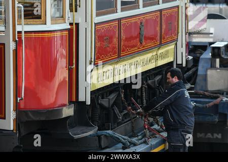 Liberec, Repubblica Ceca. 26 marzo 2024. Un tram storico preso in prestito dal museo della compagnia di trasporto della città di Praga a Liberec, Repubblica Ceca, 26 marzo 2024. L'auto è stata prodotta dalla Ringhoffer nel 1915 e il rimorchiatore è del 1930 dalla stessa società. Crediti: Vit Cerny/CTK Photo/Alamy Live News Foto Stock