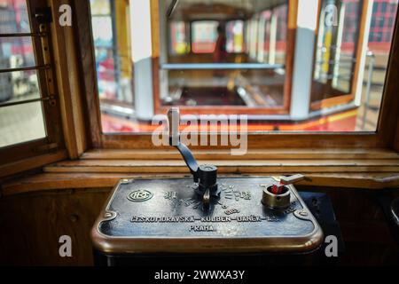 Liberec, Repubblica Ceca. 26 marzo 2024. L'interno di uno storico tram preso in prestito dal museo della compagnia di trasporto della città di Praga a Liberec, Repubblica Ceca, 26 marzo 2024. L'auto è stata prodotta dalla Ringhoffer nel 1915 e il rimorchiatore è del 1930 dalla stessa società. Crediti: Vit Cerny/CTK Photo/Alamy Live News Foto Stock