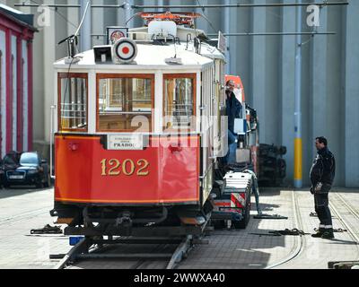 Liberec, Repubblica Ceca. 26 marzo 2024. Un tram storico preso in prestito dal museo della compagnia di trasporto della città di Praga a Liberec, Repubblica Ceca, 26 marzo 2024. L'auto è stata prodotta dalla Ringhoffer nel 1915 e il rimorchiatore è del 1930 dalla stessa società. Crediti: Vit Cerny/CTK Photo/Alamy Live News Foto Stock