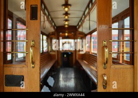 Liberec, Repubblica Ceca. 26 marzo 2024. L'interno di uno storico tram preso in prestito dal museo della compagnia di trasporto della città di Praga a Liberec, Repubblica Ceca, 26 marzo 2024. L'auto è stata prodotta dalla Ringhoffer nel 1915 e il rimorchiatore è del 1930 dalla stessa società. Crediti: Vit Cerny/CTK Photo/Alamy Live News Foto Stock