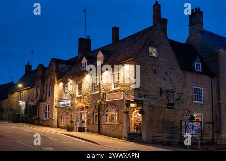 Il Fox Inn nel mercato all'alba. Chipping norton, Cotswolds, Oxfordshire, Inghilterra Foto Stock