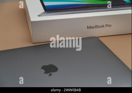 Fuji City, Shizuoka-Ken, Giappone - 22 gennaio 2022: MacBook Pro m1 13 inch 2020. Foto Stock