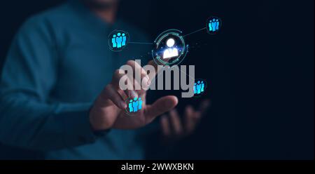 Concetto delle risorse umane, interfaccia virtuale che tocca l'uomo d'affari, concetto di gestione delle relazioni con la rete clienti, HR , Management e recruitment e. Foto Stock