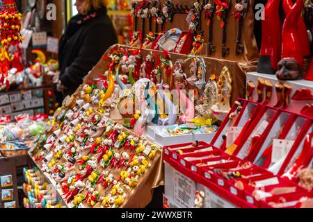 Napoli, Italia - 9 APR 2022: Ciondoli Cornicelli buona fortuna venduti in un negozio di articoli da regalo a Napoli, Campania, Italia. Foto Stock