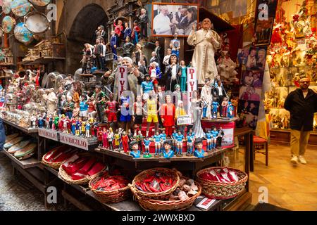 Napoli, Italia - 10 aprile 2022: Accessori e articoli turistici relativi a Diego Maradona venduti a Napoli. Maradona è un personaggio iconico di Napoli Foto Stock
