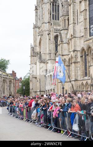 Folle fuori York Minster all'inizio della seconda tappa del Tour de France 2014 a York, Inghilterra Foto Stock