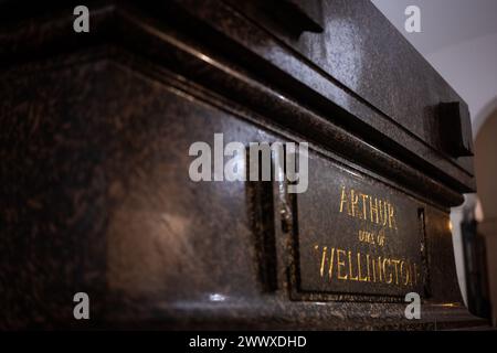 Tomba del Duca di Wellington nella cripta della Cattedrale di St Paul a Londra Foto Stock