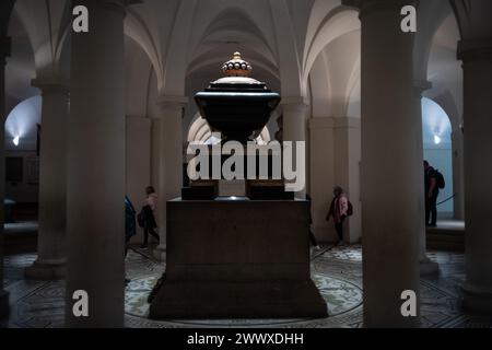 Il sarcofago in marmo nero, realizzato per il cardinale Wolsey, in cui l'ammiraglio Horatio Nelson fu sepolto nella cripta della cattedrale di St Paul Foto Stock