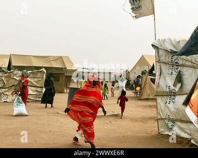 Renk, Sudan del Sud. 19 marzo 2024. Rifugiati provenienti dal Sudan nel campo di transito 1 nella città di confine meridionale sudanese di Renk. La sanguinosa lotta di potere in Sudan, in corso dall'aprile 2023, ha innescato quella che l'ONU afferma essere la più grande crisi mondiale dei rifugiati. Più di otto milioni di persone sono fuggite in Sudan o in paesi vicini come il Sud Sudan e il Ciad. Crediti: Eva-Maria Krafczyk/dpa/Alamy Live News Foto Stock