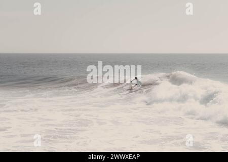 Surf sulle onde perfette a Madraba, Taghazout, Marocco Foto Stock