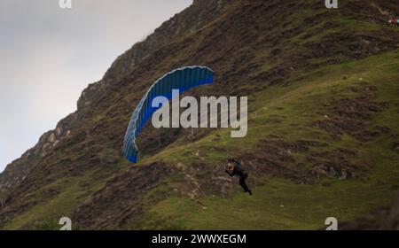 Riprese di Mission Impossible Dead Reckoning parte 1. Tom Cruise Speed vola sulle colline del Lake District intorno a Buttermere, Cumbria, Regno Unito. Foto Stock