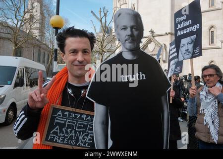 Londra, Inghilterra, Regno Unito. 26 marzo 2024. Nel cuore di Londra, è in corso un importante raduno presso la Royal Courts of Justice on Strand, dove i sostenitori di Julian Assange si riuniscono per la "protesta per difendere un Free Press Decision Day". Questo evento segna la decisione finale di ricorso riguardante il caso di estradizione di Assange. L'atmosfera è carica di attesa, in quanto partecipanti, provenienti da diversi ceti sociali, si uniscono nel loro appello alla libertà di stampa e alla trasparenza. Crediti: ZUMA Press, Inc./Alamy Live News Foto Stock