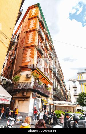 Napoli, Italia - 10 aprile 2022: Architettura generica e vista sulla strada a Napoli, Campania, Italia. Foto Stock