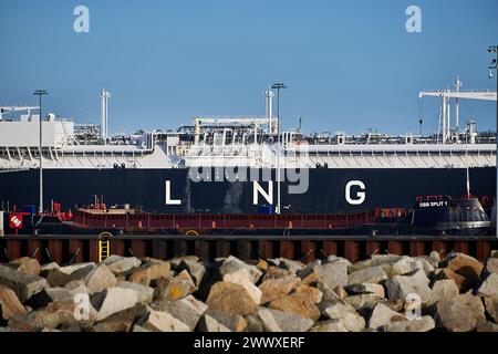 Mukran/Germania: 02-24-2024 Energos Power - LNG Offshore Support Vessel, IMO 9861809 il giorno dell'arrivo nel porto di Mukran per l'installazione della fornitura di GNL di Germa Foto Stock