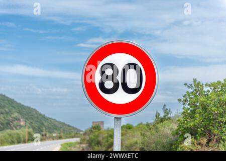 80 cartello con il limite di velocità sul lato della strada di campagna francese Foto Stock