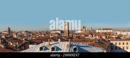 Lo skyline veneziano si vede da Calle del Fontego dei tedeschi, Ponte di Rialto, Venezia Foto Stock