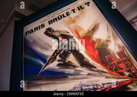 © Arnaud BEINAT/Maxppp. 2024/03/26, Parigi, Francia. Affiche francesi del film. Inaugurazione de l'Exposition Paris Brule-t-il quand le cinéma réinvente la fiction au musée de la Libération de Paris, Musée du général Leclerc, Musée Jean Moulin. L'Exposition, qui se tiendra du 27 mars au 22 septembre 2024, explique le film de René Clément et le met en perspective avec l'histoire vraie et certains objets liés à la Libération de Paris en août 1944. Crediti: MAXPPP/Alamy Live News Foto Stock