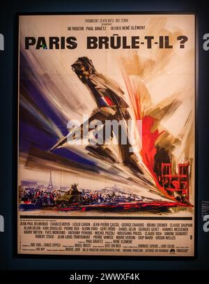 © Arnaud BEINAT/Maxppp. 2024/03/26, Parigi, Francia. Affiche francesi del film. Inaugurazione de l'Exposition Paris Brule-t-il quand le cinéma réinvente la fiction au musée de la Libération de Paris, Musée du général Leclerc, Musée Jean Moulin. L'Exposition, qui se tiendra du 27 mars au 22 septembre 2024, explique le film de René Clément et le met en perspective avec l'histoire vraie et certains objets liés à la Libération de Paris en août 1944. Crediti: MAXPPP/Alamy Live News Foto Stock