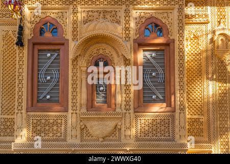 Finestre dagli edifici in pietra arenaria dorata di Jaisalmer, la città dorata del Rajasthan, India Foto Stock